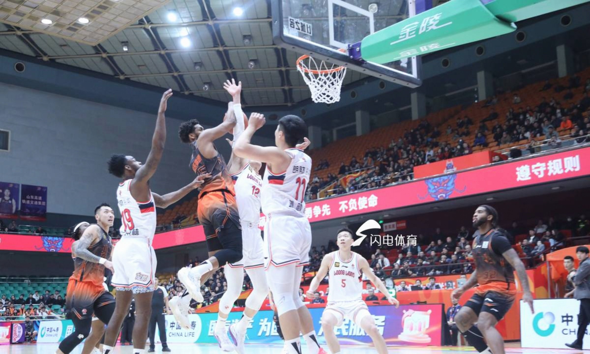 外援助阵，球队实力大增，欲登顶争夺冠军(外援求助)