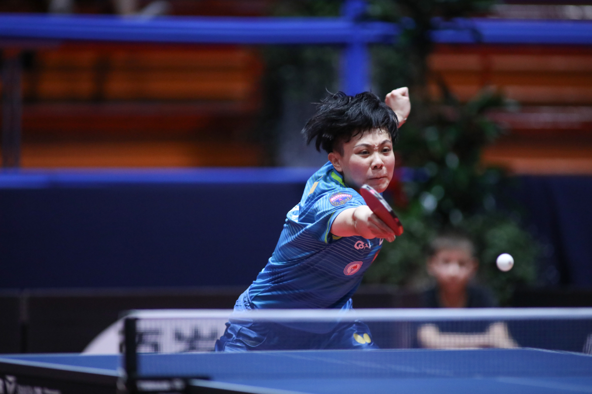 乒乓球交流赛中，篮球明星秀球技(乒乓球比赛谁)