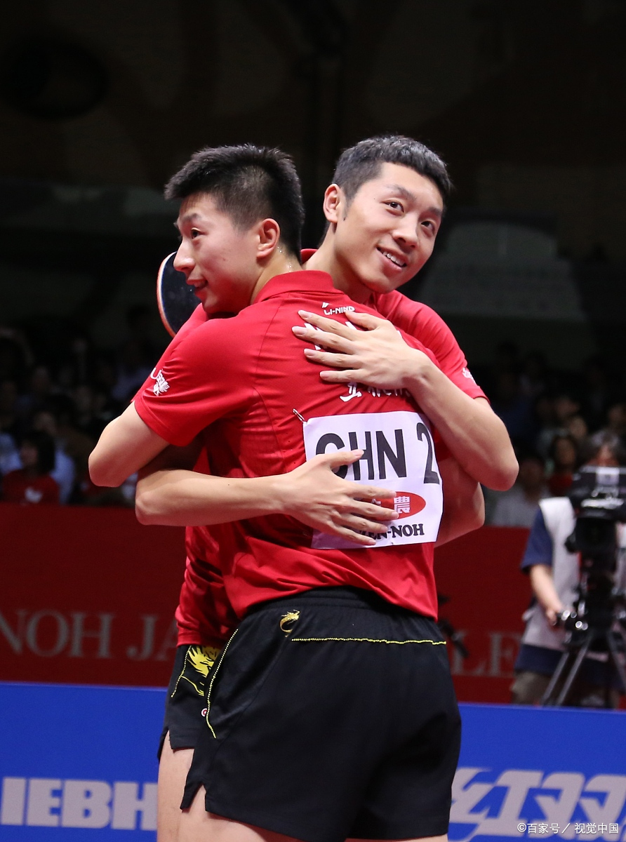 乒乓球交流赛中，篮球明星秀球技(乒乓球比赛谁)