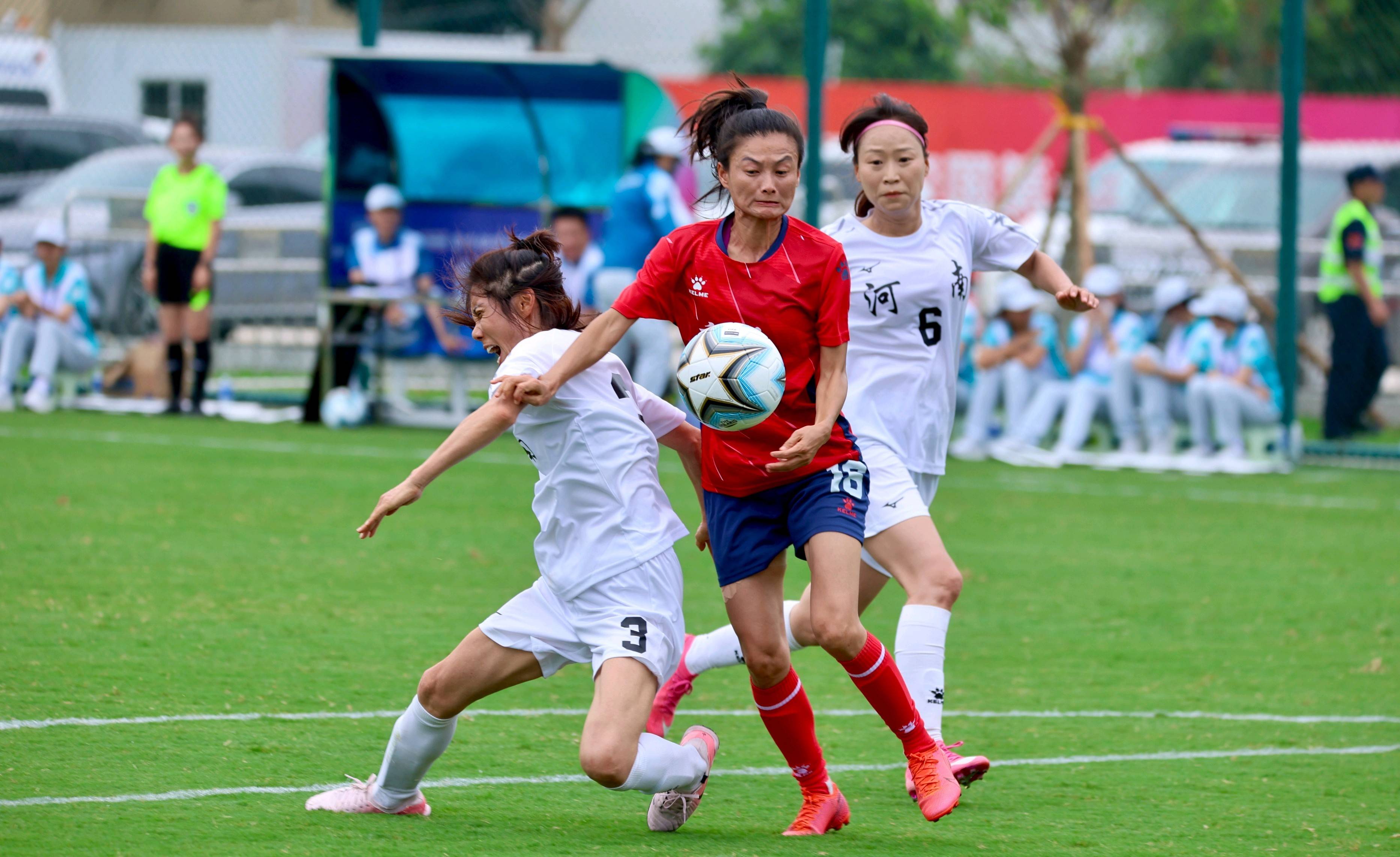 足球精神传承：女足赛事全程直击(女足赛事直播)