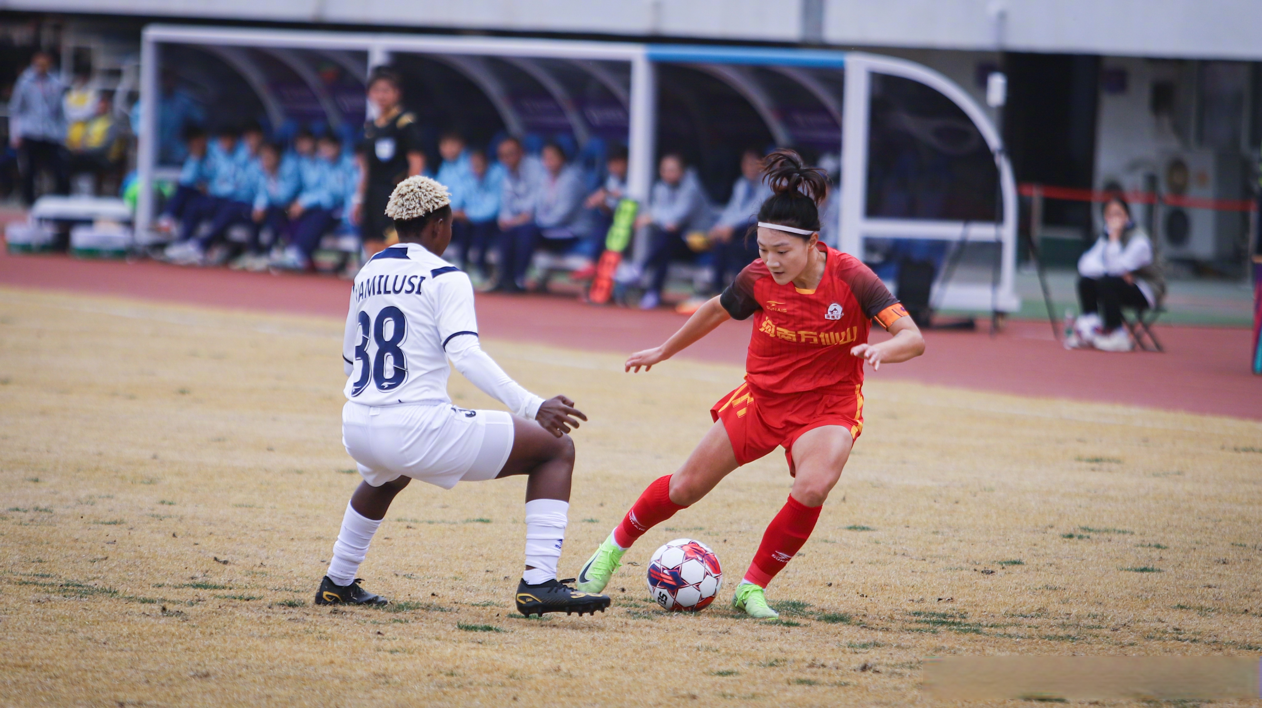 足球精神传承：女足赛事全程直击(女足赛事直播)